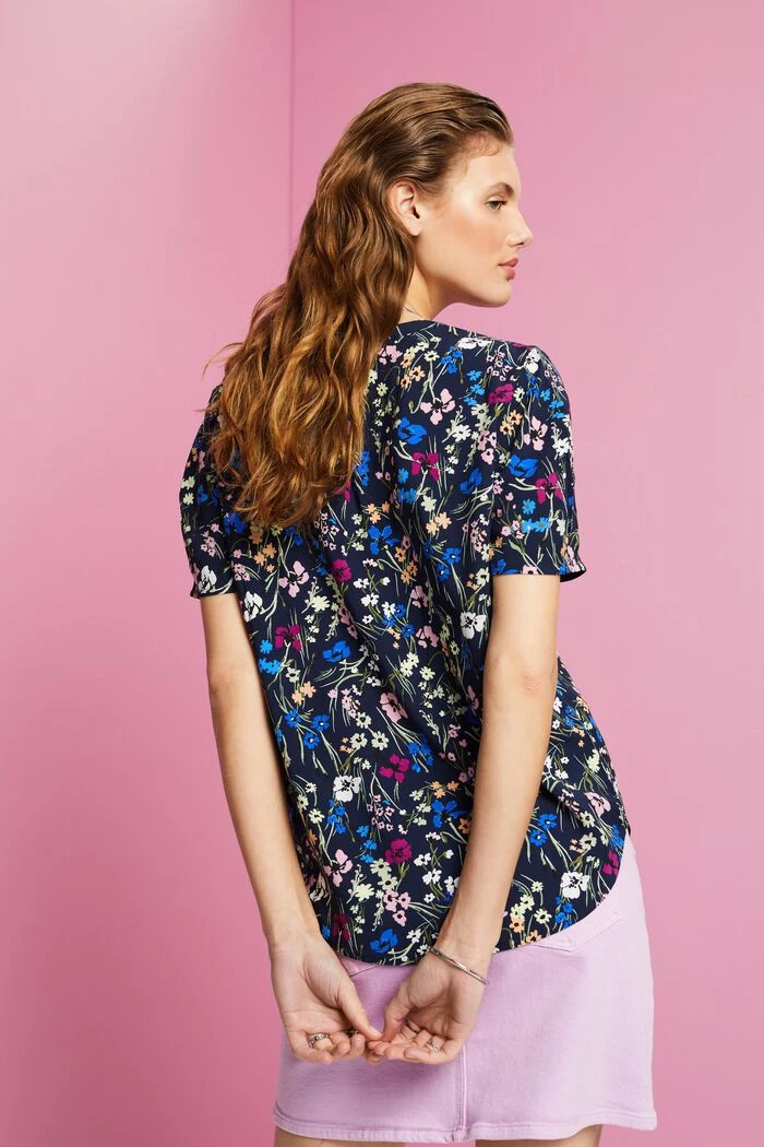 ESPRIT Florale Bluse Mit Geschlitztem Ausschnitt 4 ESPRIT Florale Bluse Mit Geschlitztem Ausschnitt – Bild 4