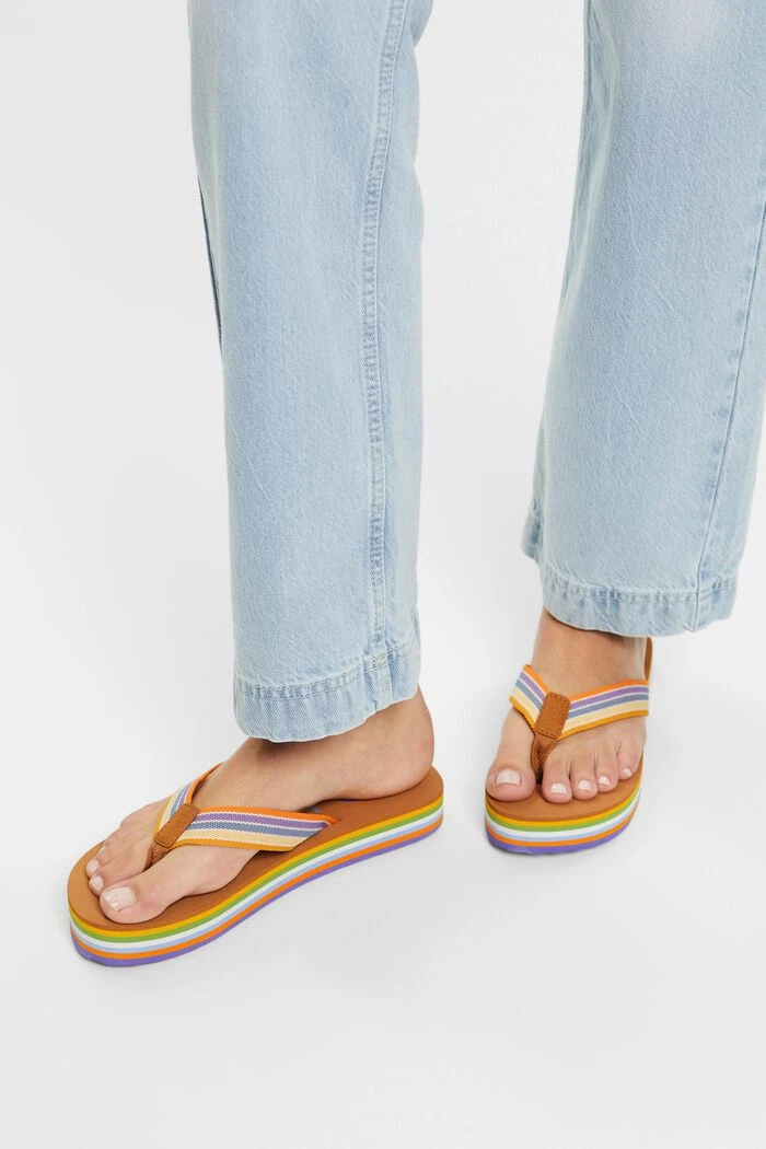 ESPRIT Slip Slops Mit Gestreifter Plateausohle 2 ESPRIT Slip Slops Mit Gestreifter Plateausohle – Bild 2